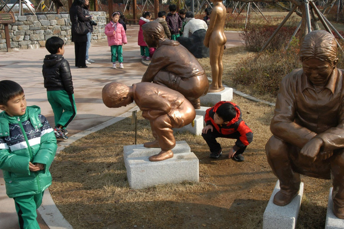 Люди какают какашками. Памятник какающему мальчику. Скульптура какающие мальчики.